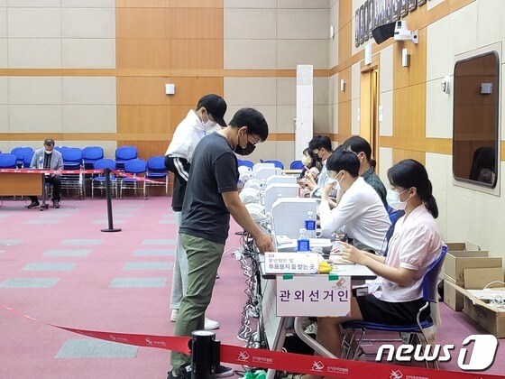 28일 전북도청에 마련된 전주시 효자5동 사전투표소를 찾은 유권자들이 투표용지를 받고 있다. 2022.5.28./© 뉴스1