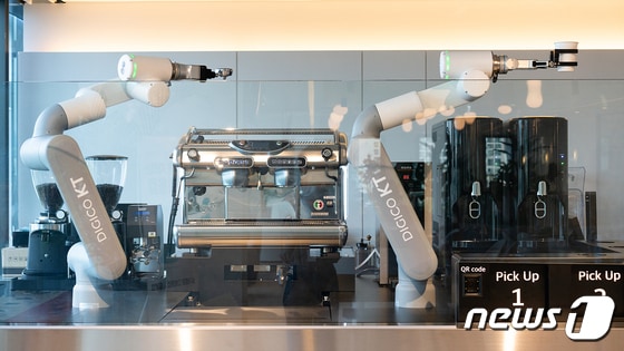 KT 송파사옥 바리스타 로봇. 두 개의 팔이 각자 역할을 분담해 커피를 제조한다. 2022.5.24/뉴스1 © News1 이기범 기자