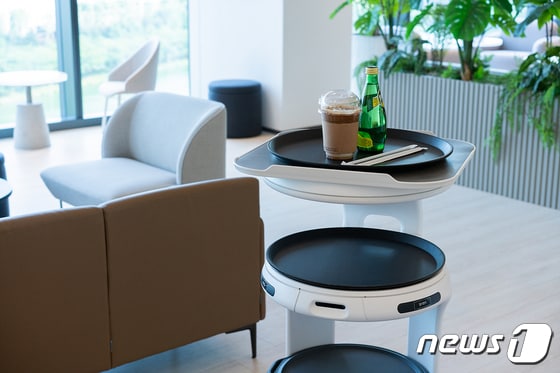 KT 서빙로봇이 커피 및 음료를 배달하고 있는 모습. 2022.5.24/뉴스1 © News1 이기범 기자