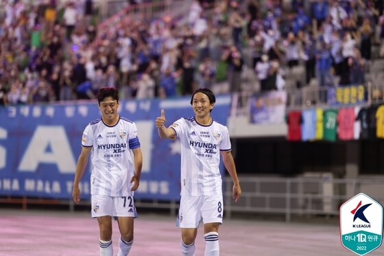 울산 현대의 아마노(오른쪽)와 이청용.(한국프로축구연맹 제공) © 뉴스1