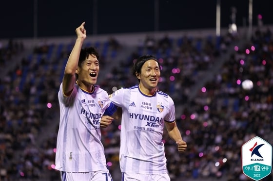 울산 현대의 아마노(오른쪽)와 주장 이청용(한국프로축구연맹 제공) © 뉴스1