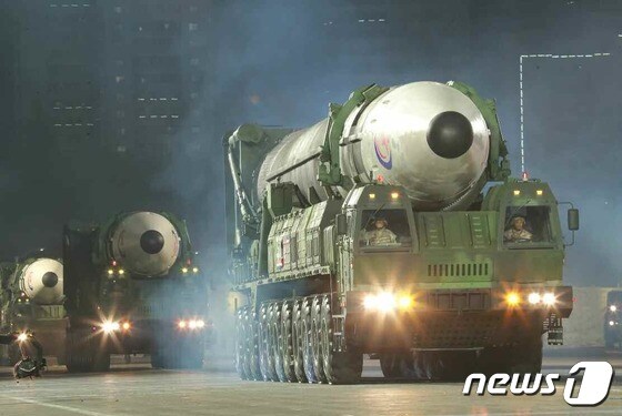 (평양 노동신문=뉴스1) = 북한 대륙간탄도미사일(ICBM) '화성-17형'. [국내에서만 사용가능. 재배포 금지. DB 금지. For Use Only in the Republic of Korea. Redistribution Prohibited] rodongphoto@news1.kr
