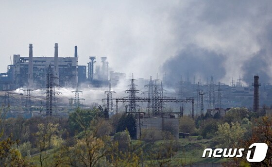 2일(현지시간) 우크라이나 마리우폴 아조우스탈 제철소 위로 검은 연기가 치솟고 있다. 2022.05.02/뉴스1 © 로이터=뉴스1 © News1 김민수 기자