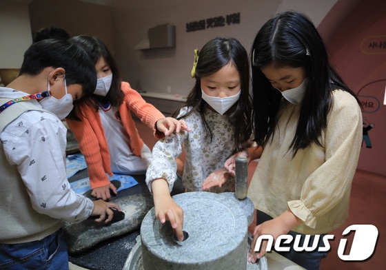 서울 용산구 국립중앙박물관 어린이박물관에서 어린이들이 전통부엌 체험을 하고 있다. 2022.5.3/뉴스1 © News1 구윤성 기자