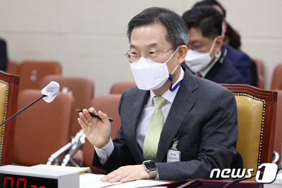 이종호 과학기술정보통신부 장관(당시 후보자)이 지난 3일 서울 여의도 국회에서 열린 인사청문회에서 의원들의 질의에 답하고 있다. (공동취재) 2022.5.3/뉴스1 © News1 이재명 기자