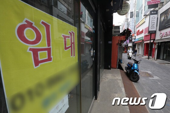  30일 서울 명동거리에 폐업 후 공실인 가게가 보이고 있다.  2022.5.30/뉴스1 © News1 이성철 기자