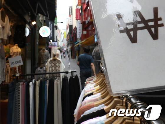 23조원 규모의 소상공인 손실보전금 지급이 시작된 5월30일 서울 명동거리에서 옷가게가 영업을 하고 있다.. 2022.5.30/뉴스1 © News1 이성철 기자