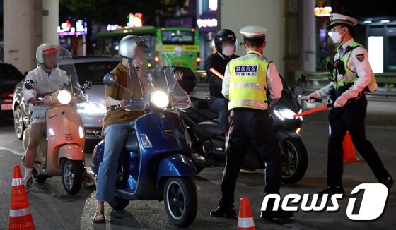 대구시경찰청은 27일 삼일절을 전후해 일주일간 이륜차 불법행위를 집중 단속한다고 밝혔다. 사진은 경찰의 이륜차 단속 모습. © News1 자료 사진