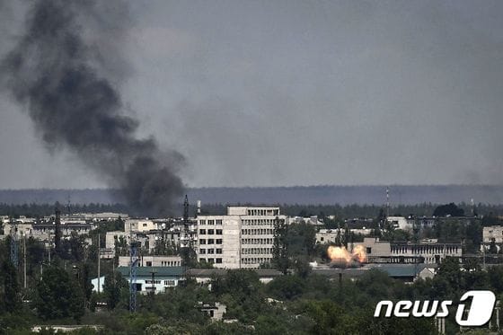 30일 (현지시간) 돈바스의 세베로도네츠크에서 우크라이나 군과 러시아 군의 치열한 전투로 검은 연기가 솟아오르고 있다. © AFP=뉴스1 © News1 우동명 기자