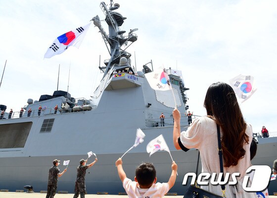 31일 오전 제주해군기지에서 열린 대한민국해군 환태평양훈련전단 환송식에서 가족들이 훈련에 참가하는 해군 장병들을 환송하고 있다. (자료사진) (해군 제공) 2022.5.31/뉴스1