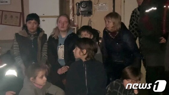 지난달 24일(현지시간) 우크라이나 마리우폴 아조우스탈 제철소 지하 벙커에서 민간인들이 대피한 모습. 2022.04.24/뉴스1 © 로이터=뉴스1 © News1 김민수 기자