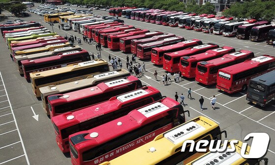 현장 체험학습을 위해 학생들을 태우고 온 관광버스가 빼곡히 주차돼 있다. /뉴스1 © News1 공정식 기자