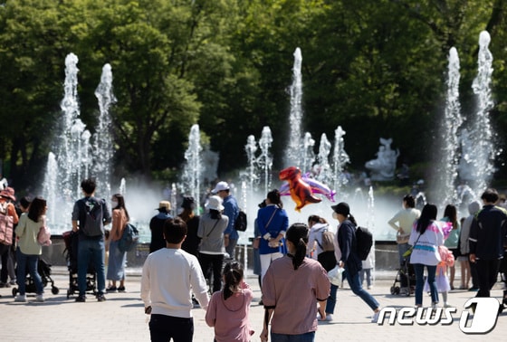 서울 광진구 서울어린이대공원을 찾은 어린이들과 가족들이 즐거운 시간을 보내고 있다. 2022.5.5/뉴스1 © News1 이재명 기자