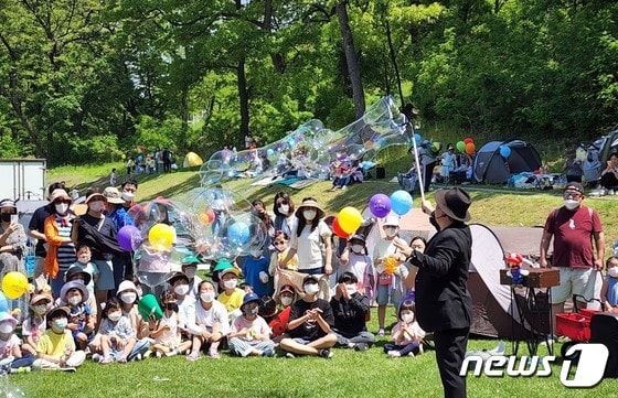 5일 천안시민체육공원에서 열린 어린이날 기념행사에서 어린이들이 비눗방울 공연을 감상하고 있다.© 뉴스1