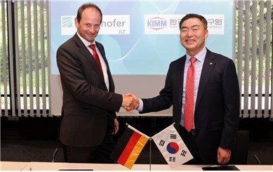 한국기계연구원 박상진 원장(오른쪽)이 독일 프라운호퍼 ILT 연구소 콘스탄틴 하프너소장(왼쪽)과 지난 5일 연구협력 협약을 체결했다.(기계연 제공)© 뉴스1