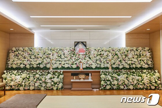 한국 영화의 큰 별 故 강수연의 빈소가 8일 삼성서울병원 장례식장에 마련됐다. (강수연 배우 장례위원회 제공)2022.5.8/뉴스1