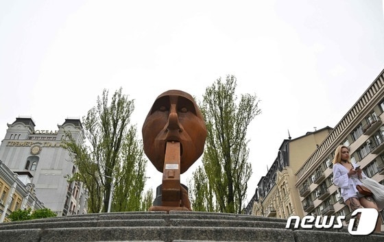 우크라이나 키이우 한복판에는 작품명 '직접 쏴라'라는 블라디미르 푸틴 조각상이 있다. 우크라이나 조각가 드미트로 이브가 제작했다. 위치도 절묘하게 레닌 기념비가 무너진 자리에 서 있는데, 그 아래에는 