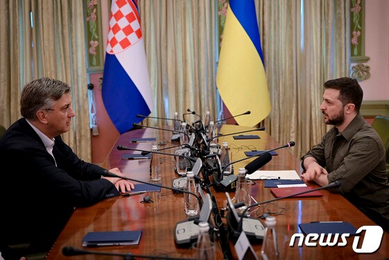 지난 8일 키이우를 방문한 안드레이 플렌코비치(좌) 크로아티아 총리와 볼로디미르 젤렌스키 우크라이나 대통령이 회담하는 모습. © AFP=뉴스1 © News1 우동명 기자