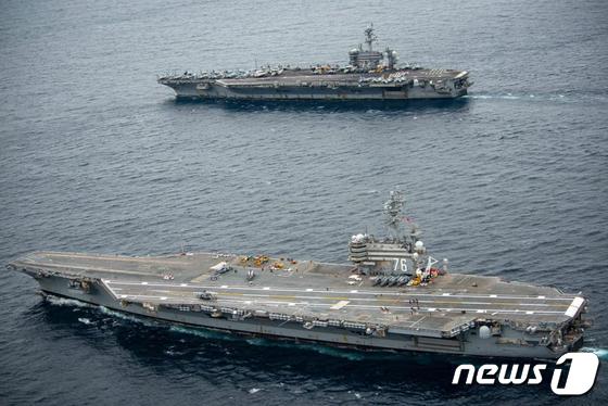미 해군 항공모함 '로널드 레이건'(아래)과 '에이브러햄 링컨' (미 인태사령부 트위터) © 뉴스1