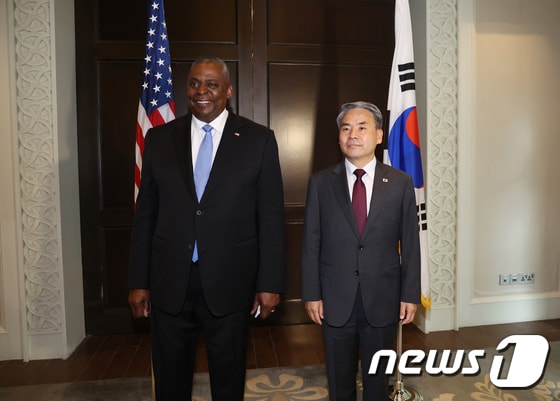 이종섭 국방부 장관(오른쪽)과 로이드 오스틴 미국 국방장관. 2022.6.11/뉴스1 © News1 신웅수 기자