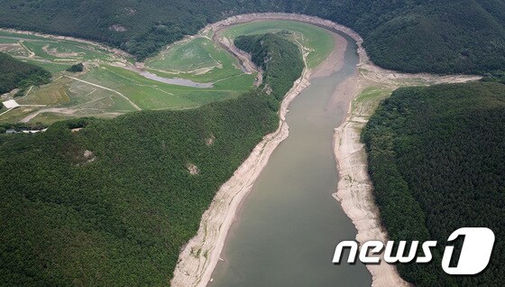 지난 6월13일 경북 청도군 운문댐 곳곳에 가뭄으로 인해 수위가 낮아지면서 댐 상류 운문면 공암리 물이 마른 땅에는 풀이 자라고 있다. 이날 운문댐 저수율은 23.6%까지 내려가 극심한 가뭄에 해당하는 '심각' 단계가 발령된 상태다. 2022.6.13/뉴스1 © News1 공정식 기자