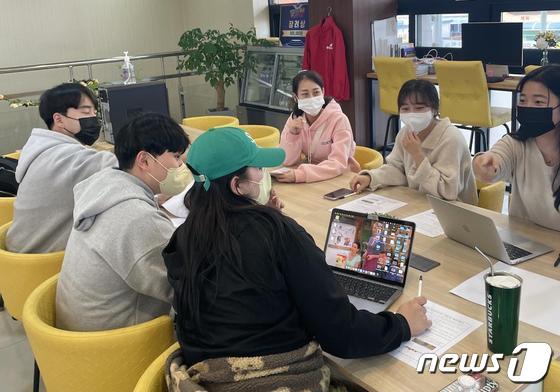 청양지역 청소년들의 독서모임 활동 모습.(청양군 제공) © 뉴스1