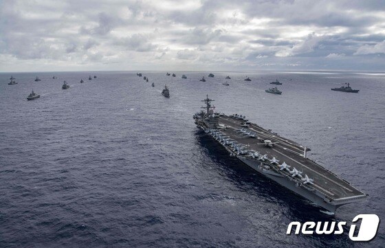 2018년 '림팩'에 참가한 미 해군 항공모함을 비롯한 각국 함선들. © AFP=뉴스1