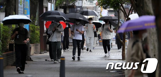 비가 내린 14일 전북 전주시 전북대학교에서 우산을 쓴 학생들이 교정을 걷고 있다. 2022.6.14/뉴스1 © News1 유경석 기자