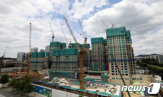 서울 시내 한 건설현장의 모습(기사 내용과 무관) 2022.6.14/뉴스1 © News1 김진환 기자