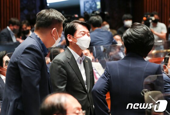 안철수 국민의힘 의원이 14일 오후 서울 여의도 국회에서 열린 의원총회에서 동료 의원들과 인사하고 있다. (공동취재) 2022.6.14/뉴스1 © News1 이재명 기자