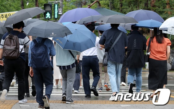 15일 오전 서울 중구 순화동 일대에서 우산을 쓴 시민들이 발걸음을 옮기고 있다. 2022.6.15/뉴스1 © News1 구윤성 기자