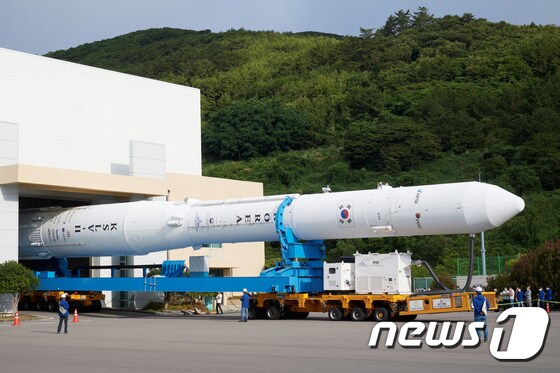 한국형 발사체 누리호(KSLV-Ⅱ)가 15일 전남 고흥군 나로우주센터 내 조립동에서 나와 발사대로 이송되고 있다. (항공우주연구원 제공) 2022.6.15/뉴스1