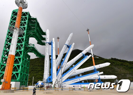 한국형 발사체 누리호(KSLV-Ⅱ) 2차 발사일을 하루 앞둔 15일 전남 고흥군 나로우주센터 발사대에 누리호가 기립되고 있다. (한국항공우주연구원 제공) 2022.6.15/뉴스1