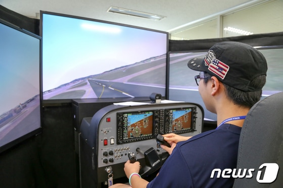 항공대 비행시뮬레이터 실습 모습. (항공대 제공) © 뉴스1
