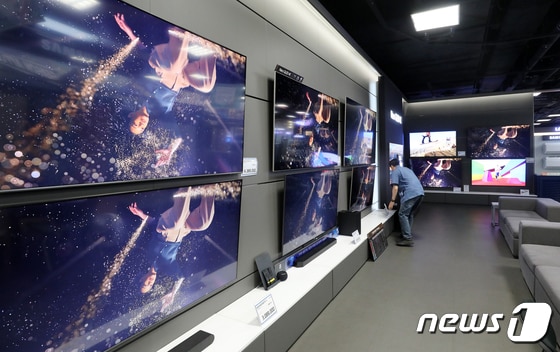 서울 시내 한 대형마트에 진열되어 있는 TV. 2022.6.16/뉴스1 © News1 김진환 기자