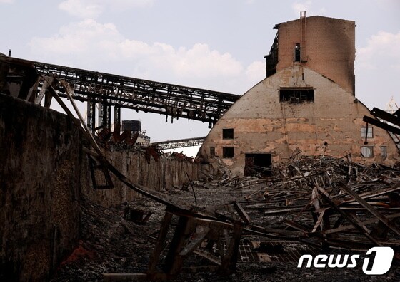 12일(현지시간) 우크라이나 미콜라이우의 한 곡물 저장고가 러시아의 공격으로 파괴된 모습. 2022.06.12/뉴스1 © 로이터=뉴스1 © News1 김민수 기자
