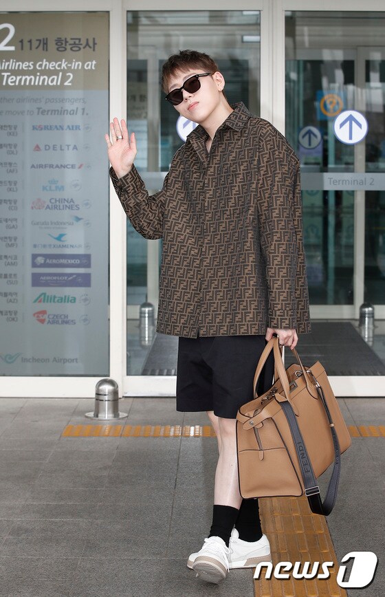 가수 지코가 펜디 SS23 남성 패션쇼 참석차 17일 오전 인천국제공항을 통해 밀라노로 출국하기 전 인사를 하고 있다. © News1 권현진 기자