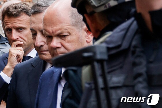 에마뉘엘 마크롱 프랑스 대통령과 마리오 드라기 이탈리아 총리 올라프 숄츠 독일 총리가 16일(현지시간) 키이우 인근 이르핀의 참상을 보고 침통한 표정을 하고 있다. © AFP=뉴스1 © News1 우동명 기자