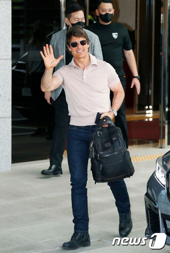 할리우드 배우 톰 크루즈가 17일 김포공항을 통해 전용기로 내한해 손을 흔들고 있다. © News1 권현진 기자