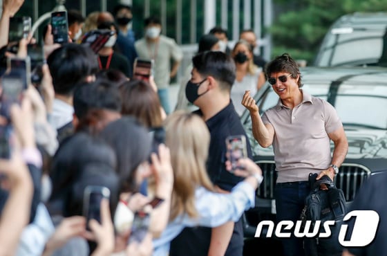 할리우드 배우 톰 크루즈가 17일 김포공항을 통해 전용기로 내한해 환호하는 팬들에게 하트를 그리고 있다. (공동취재)  © News1 권현진 기자