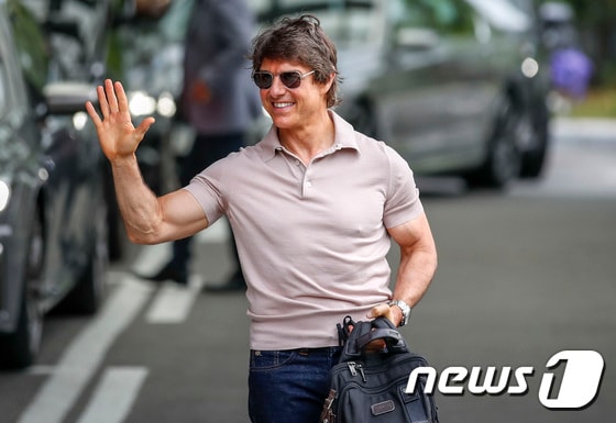 할리우드 배우 톰 크루즈가 17일 김포공항을 통해 전용기로 내한해 인사를 하고 있다. (공동취재) © News1 권현진 기자