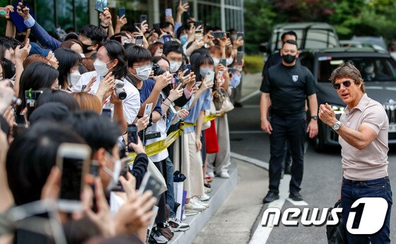 할리우드 배우 톰 크루즈가 17일 김포공항을 통해 전용기로 내한해 팬들과 소통하고 있다. (공동취재)© News1 권현진 기자