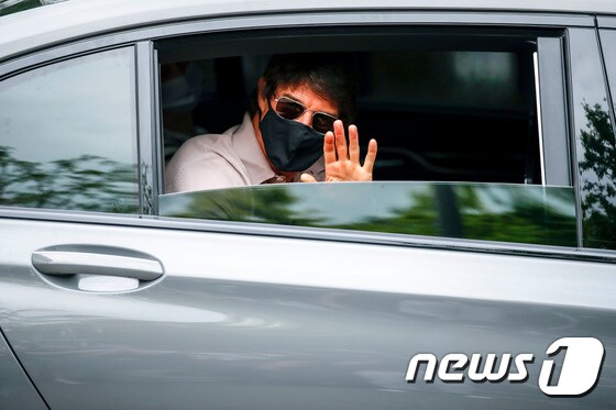 할리우드 배우 톰 크루즈가 17일 김포공항을 통해 전용기로 내한, 차량에 탑승해 인사를 하고 있다. (공동취재)© News1 권현진 기자