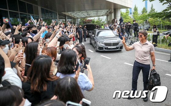 할리우드 배우 톰 크루즈가 17일 김포공항을 통해 전용기로 내한해 팬들을 향해 인사를 하고 있다. (공동취재) © News1 권현진 기자