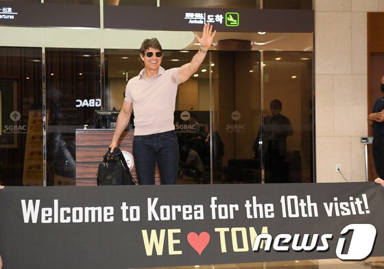 할리우드 배우 톰 크루즈가 17일 김포공항을 통해 전용기로 내한해 인사를 하고 있다. (공동취재)  © News1 권현진 기자