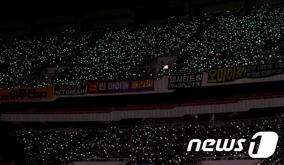 18일 서울 송파구 종합운동장 주경기장에서 열린 '제28회 드림콘서트'에서 K-POP 팬들이 야광봉을 들고 NCT 드림의 무대를 관람하고 있다. © News1 권현진 기자