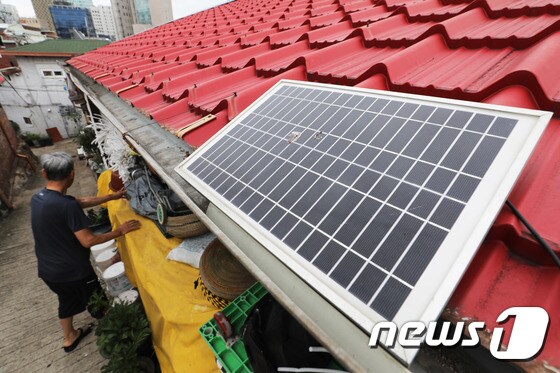 주택 지붕에 설치된 가정용 태양광 판넬. © News1