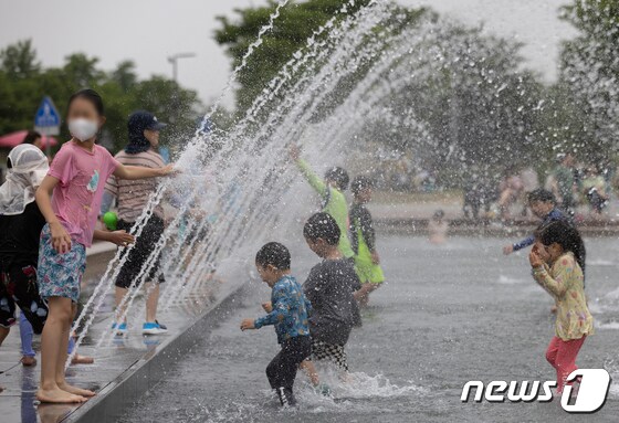 비교적 선선한 날씨를 보인 19일 서울 여의도 물빛광장을 찾은 시민들이 즐거운 시간을 보내고 있다. 2022.6.19/뉴스1 © News1 이재명 기자