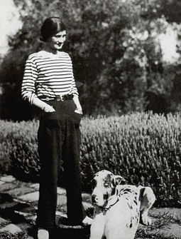 1928년 자신이 디자인한 바지와 줄무늬 셔츠를 입은 샤넬 / 사진출처 = 위키피디아 