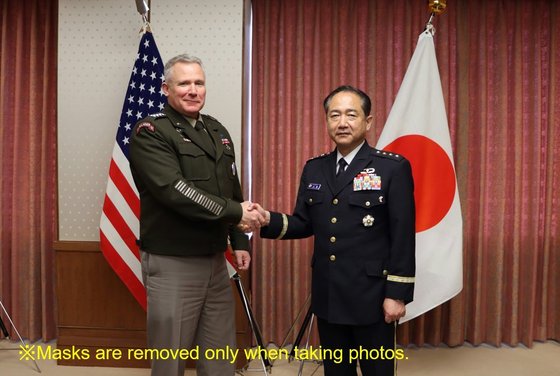 폴 러캐머라 주한미군사령관(왼쪽)과 야마자키 고지 일본 자위대 통합막료장이 1일 도쿄에서 만났다. (통합막료감부 제공)© 뉴스1